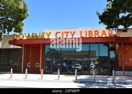 DOWNEY, CALIFORNIE - 28 JUILLET 2024 : The Downey City Library in the Civic Center. Banque D'Images