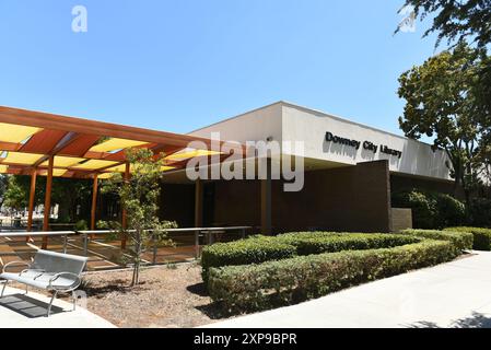 DOWNEY, CALIFORNIE - 28 JUILLET 2024 : The Downey City Library in the Civic Center. Banque D'Images