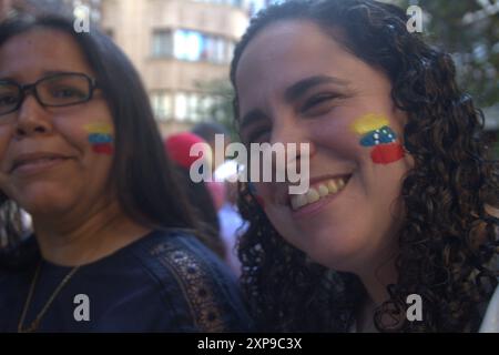 Asturies, Espagne. 4 août 2024. Des dizaines de Vénézuéliens résidant dans les Asturies se sont rassemblés à Gijon pour l'appel mondial à soutenir le Venezuela et contre la répression de Maduro. (Crédit image : © Mercedes Menendez/Pacific Press via ZUMA Press Wire) USAGE ÉDITORIAL SEULEMENT! Non destiné à UN USAGE commercial ! Banque D'Images