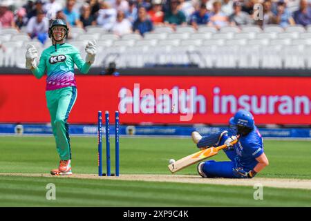 Deepti Sharma de London Spirit est éliminé par Ryana Macdonald-Gay de Oval Invincibles lors du Hundred match London Spirit Women vs Oval Invincibles Women à Lords, Londres, Royaume-Uni, 4 août 2024 (photo par Izzy Poles/News images) Banque D'Images