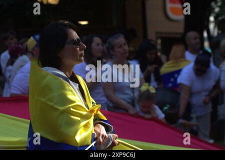 Asturies, Espagne. 4 août 2024. Des dizaines de Vénézuéliens résidant dans les Asturies se sont rassemblés à Gijon pour l'appel mondial à soutenir le Venezuela et contre la répression de Maduro. (Crédit image : © Mercedes Menendez/Pacific Press via ZUMA Press Wire) USAGE ÉDITORIAL SEULEMENT! Non destiné à UN USAGE commercial ! Banque D'Images