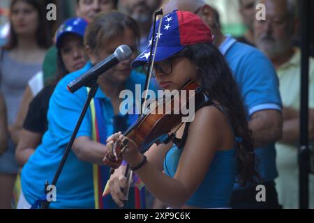 Asturies, Espagne. 4 août 2024. Des dizaines de Vénézuéliens résidant dans les Asturies se sont rassemblés à Gijon pour l'appel mondial à soutenir le Venezuela et contre la répression de Maduro. (Crédit image : © Mercedes Menendez/Pacific Press via ZUMA Press Wire) USAGE ÉDITORIAL SEULEMENT! Non destiné à UN USAGE commercial ! Banque D'Images