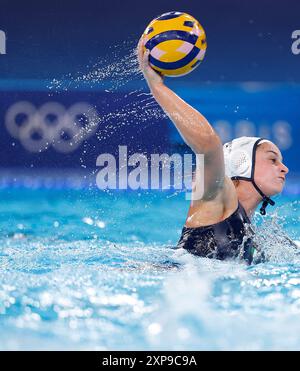 Saint Denis. 4 août 2024. Domitilla Picozzi, d'Italie, passe la balle lors du match du groupe B de la ronde préliminaire féminine de water-polo entre l'Italie et l'Espagne aux Jeux Olympiques de Paris 2024 à Saint-Denis, France, le 4 août 2024. Crédit : Zhang Yuwei/Xinhua/Alamy Live News Banque D'Images