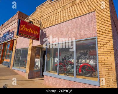 Signe de moto indienne sur le concessionnaire dans le quartier historique de Lowell, Arizona. Banque D'Images