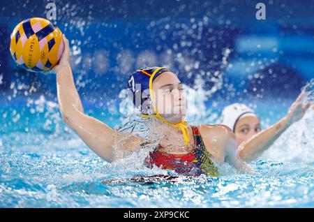 Saint Denis. 4 août 2024. Elena Ruiz Barril, d'Espagne, défend lors du match du groupe B de la ronde préliminaire féminine de water-polo entre l'Italie et l'Espagne aux Jeux Olympiques de Paris 2024 à Saint-Denis, France, le 4 août 2024. Crédit : Zhang Yuwei/Xinhua/Alamy Live News Banque D'Images