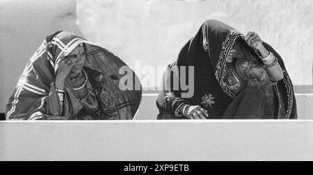 Banjari femme tribale se réunissent à la Foire de chameau de Pushkar chaque novembre pleine lune à Pushkar, Inde - 1989 Banque D'Images