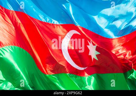 Gros plan du drapeau national de l'Azerbaïdjan flottant fièrement au-dessus de Bakou, Azerbaïdjan Banque D'Images