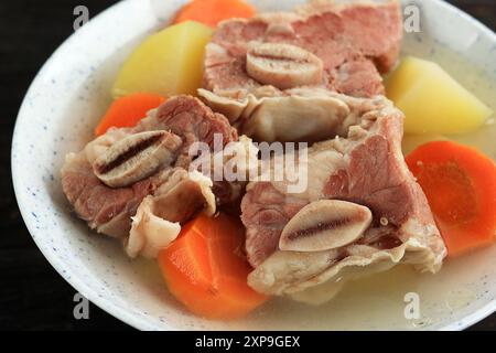 Gros plan soupe de côtes de bœuf avec carotte et pomme de terre, connue sous le nom de SOP ou Sup IgA Banque D'Images