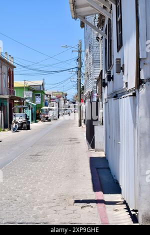 La fin de Middle Street, alias Pescador Drive, dans le centre-ville de San Pedro sur Ambergris Caye, Belize. Des voiturettes de golf sont garées le long de la rue. Banque D'Images