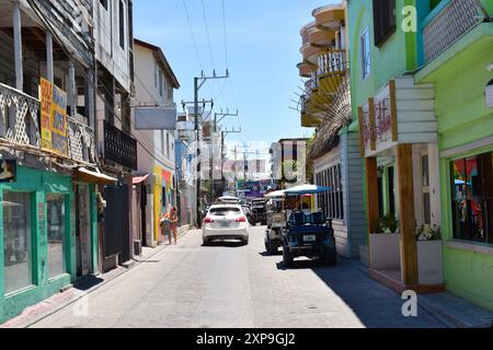 Middle Street, alias Pescador Drive, dans le centre-ville de San Pedro sur Ambergris Caye, Belize. Banque D'Images