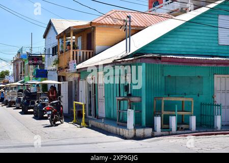 Pescador Drive, alias Middle Street, dans le centre-ville de San Pedro sur Ambergris Caye, Belize. Banque D'Images