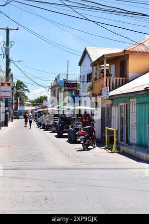 Pescador Drive, alias Middle Street, dans le centre-ville de San Pedro sur Ambergris Caye, Belize. Banque D'Images