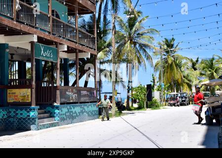 Population locale dans une rue du quartier de Boca del Rio à San Pedro, Belize. Banque D'Images