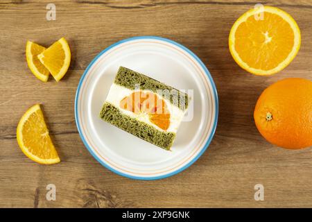Vue de dessus Sando aux fruits japonais Sandwich Matcha orange, pain Matcha, crème fouettée et tranche de fruits. Dessert japonais populaire Banque D'Images