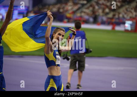 Paris, France. 04 août 2024. Jeux olympiques de Paris : Athlétisme - le sauteur en hauteur ukrainien Yaroslava Mahuchikh célèbre avec le drapeau ukrainien après que Mahuchikh ait remporté la médaille d'or dans le High Jump Credit féminin : Adam Stoltman/Alamy Live News Banque D'Images