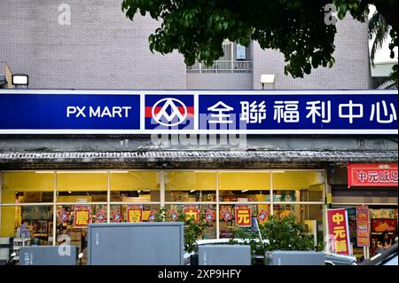 Taïwan - 03 août 2024 : Découvrez une gamme d'offres traditionnelles et modernes du mois fantôme au PX Mart, avec des pâtisseries, des fruits, des collations et des boissons Banque D'Images