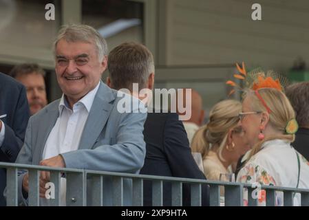 Herbert Reul, CDU, ministre de l'intérieur de Rhénanie du Nord-Westphalie, Allemagne, à la course hippique Henkel Preis der Diana, Grafenberg Race Track, Düsseldorf Banque D'Images