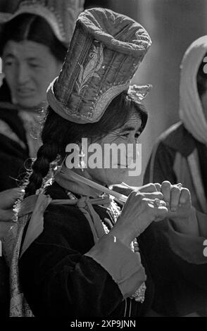 Femme Ladakhi vêtue d'une robe traditionnelle viennent voir les danses Cham au monastère bouddhiste tibétain Thiksey chaque année au Ladakh, Inde - 1988 Banque D'Images