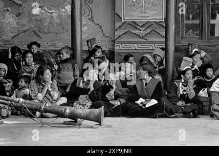 Les danses Cham au monastère bouddhiste tibétain Thiksey amènent toujours une grande foule au Ladakh, en Inde - 1988 Banque D'Images