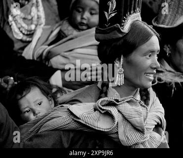 Une mère Ladakhi avec bébé vêtu d'une robe traditionnelle vient voir les danses Cham au monastère bouddhiste tibétain Thiksey chaque année au Ladakh, Indi Banque D'Images