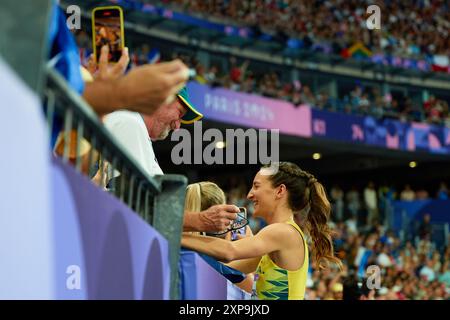 Paris, France. 04 août 2024. La médaillée d'argent Nicola Olyslagers de l'équipe d'Australie célèbre la finale de saut en hauteur féminine le jour neuf des Jeux Olympiques de Paris 2024 au stade de France le 4 août 2024 à Paris, France. Crédit : Saolab/Alamy Live News Banque D'Images
