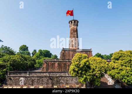 Tour de drapeau de Hanoi avec drapeau vietnamien sur le dessus à Hanoi, Vietnam. Il est situé au Musée d'histoire militaire du Vietnam. Banque D'Images