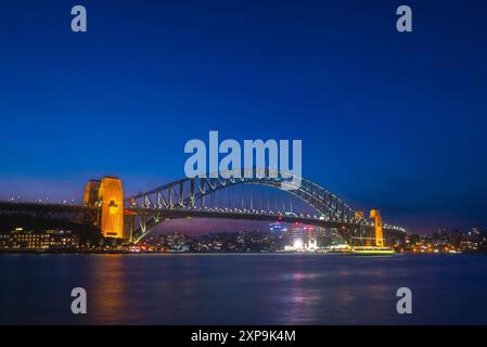 Scène nocturne du pont du port de Sydney situé à Sydney, Nouvelle-Galles du Sud, Australie Banque D'Images