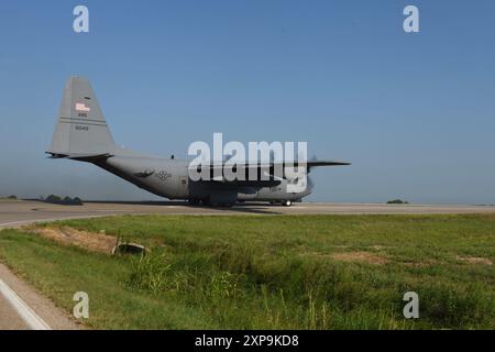 Un avion cargo C-130H de la 189th Airlift Wing se déplace sur l'Arkansas Highway 63 dans le cadre d'une mission de formation humanitaire en conjonction avec l'exercice multinational Operation Emerald Warrior à Bono, Arkansas, le 4 août 2024. Huit pilotes ont participé à un exercice d'entraînement pour perfectionner leurs compétences pour atterrir sur une piste non traditionnelle, une première pour la Garde nationale de l'Arkansas. (Photo de la Garde nationale aérienne américaine par SRA Emily Crawford) Banque D'Images