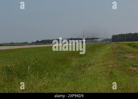 Un avion cargo C-130H de la 189th Airlift Wing atterrit sur la route 63 de l'Arkansas dans le cadre d'une mission de formation humanitaire en conjonction avec l'exercice multinational Operation Emerald Warrior à Bono, Arkansas, le 4 août 2024. Huit pilotes ont participé à un exercice d'entraînement pour perfectionner leurs compétences pour atterrir sur une piste non traditionnelle, une première pour la Garde nationale de l'Arkansas. (Photo de la Garde nationale aérienne américaine par SRA Emily Crawford) Banque D'Images