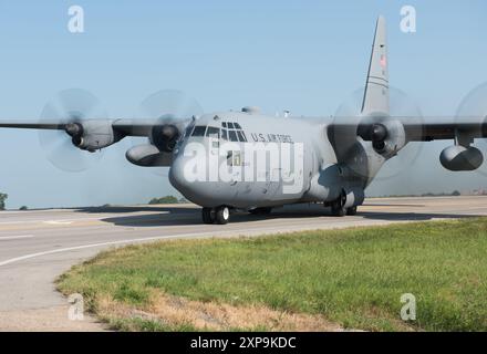 Un avion cargo C-130H de la 189th Airlift Wing effectue un virage à 180 degrés sur la route 63 de l'Arkansas dans le cadre d'une mission de formation humanitaire en conjonction avec l'exercice multinational Operation Emerald Warrior à Bono, Arkansas, le 4 août 2024. Huit pilotes ont participé à l'exercice d'entraînement pour perfectionner leurs compétences en vue d'atterrir sur une piste non traditionnelle. (Photo de la Garde nationale aérienne américaine par Airman 1re classe Samuel Zang) Banque D'Images