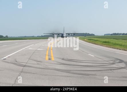 Un avion cargo C-130H de la 189th Airlift Wing atterrit sur la route 63 de l'Arkansas dans le cadre d'une mission de formation humanitaire en conjonction avec l'exercice multinational Operation Emerald Warrior à Bono, Arkansas, le 4 août 2024. Huit pilotes ont participé à l'exercice d'entraînement pour perfectionner leurs compétences en vue d'atterrir sur une piste non traditionnelle (U.S. Photo de la Garde nationale aérienne par Airman 1re classe Samuel Zang) Banque D'Images