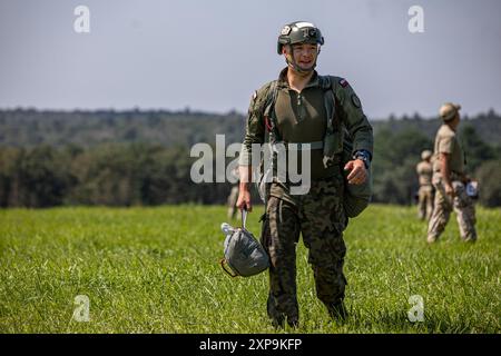 Un parachutiste polonais quitte la zone de largage avec son MC-6 Parachute pendant le Leapfest 2024 à Glenrock Drop zone, Exeter, Rhode Island, le 3 août 2024. Leapfest est le plus grand événement international de formation de parachute de ligne statique et compétition organisé par le 56th Troop Command, Rhode Island Army National Guard pour promouvoir la formation technique de haut niveau et l'esprit de corps au sein de la communauté aéroportée internationale. (Photo de la réserve de l'armée américaine par le Sgt. 1re classe Austin Berner) Banque D'Images