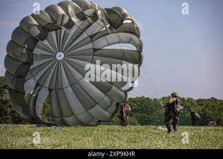 Un parachutiste géorgien traîne son MC-6 Parachute alors qu'il court vers le X lors du Leapfest 2024 à Glenrock Drop zone, Exeter, Rhode Island, le 3 août 2024. Leapfest est le plus grand événement international de formation de parachute de ligne statique et compétition organisé par le 56th Troop Command, Rhode Island Army National Guard pour promouvoir la formation technique de haut niveau et l'esprit de corps au sein de la communauté aéroportée internationale. (Photo de la réserve de l'armée américaine par le Sgt. 1re classe Austin Berner) Banque D'Images