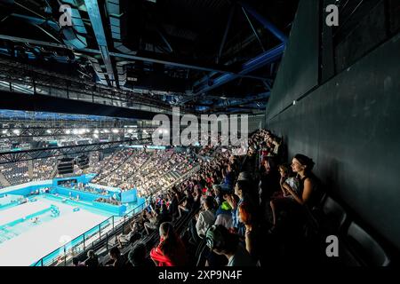 Paris, France - 2 août 2024 : les supporters assistent à la compétition de trampoline dans la Bercy Arena pendant les Jeux olympiques d'été de Paris 2024 Banque D'Images