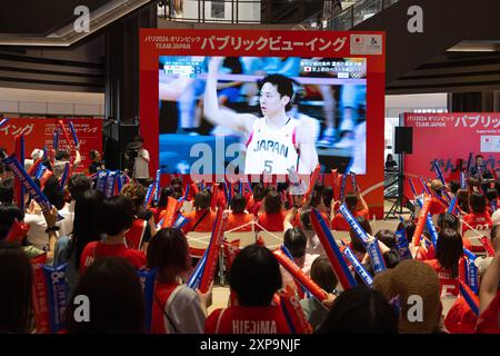 Tokyo, Japon. 2 août 2024. Fans du Japon (JPN), 2 août 2024 - Basketball : les fans japonais regardent le match du groupe B de basket-ball masculin des Jeux Olympiques de Paris 2024 contre le Brésil à Tokyo, au Japon. Crédit : AFLO SPORT/Alamy Live News Banque D'Images