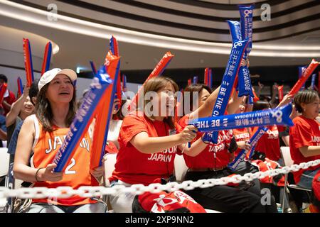 Tokyo, Japon. 2 août 2024. Fans du Japon (JPN), 2 août 2024 - Basketball : les fans japonais regardent le match du groupe B de basket-ball masculin des Jeux Olympiques de Paris 2024 contre le Brésil à Tokyo, au Japon. Crédit : AFLO SPORT/Alamy Live News Banque D'Images