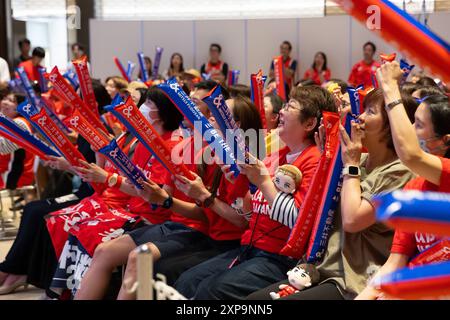 Tokyo, Japon. 2 août 2024. Fans du Japon (JPN), 2 août 2024 - Basketball : les fans japonais regardent le match du groupe B de basket-ball masculin des Jeux Olympiques de Paris 2024 contre le Brésil à Tokyo, au Japon. Crédit : AFLO SPORT/Alamy Live News Banque D'Images