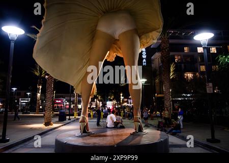 La statue controversée et monumentale de Seward Johnson de Marilyn Monroe, Forever Marilyn, à Palm Springs, Californie, États-Unis, avant qu'il ne soit déplacé. Banque D'Images