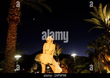 La statue controversée et monumentale de Seward Johnson de Marilyn Monroe, Forever Marilyn, à Palm Springs, Californie, États-Unis, avant qu'il ne soit déplacé. Banque D'Images