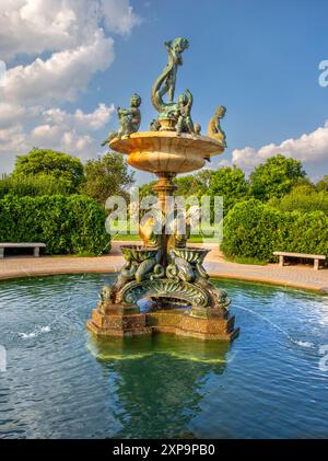 La fontaine Heffelfinger a été installée en 1947 dans la roseraie Lyndale Park, Minneapolis, Minnesota. La fontaine du 16ème siècle était à l'origine des Banque D'Images