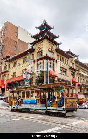 Un vieux téléphérique en bois vintage typique dans le centre-ville de San Francisco, Californie Banque D'Images