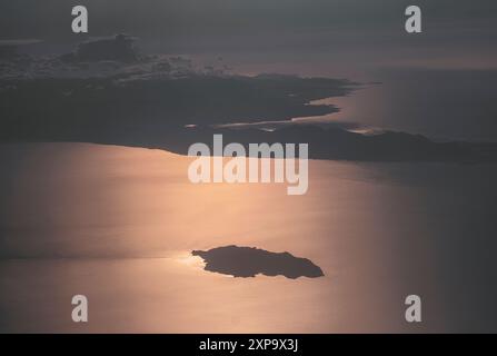 Vue aérienne de Capraia et de la côte nord de la Corse au coucher du soleil Banque D'Images