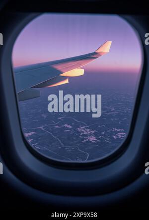 Regarder par la fenêtre d'un vol de passagers en hiver au-dessus de l'est du Canada Banque D'Images