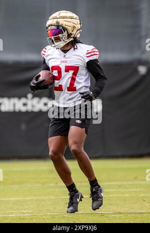 Santa Clara, Californie, États-Unis. Août 04 2024 Santa Clara U.S.A CA San Francisco 49ers sécurité Ji Ayir Brown (27) réagit au ballon pendant le jour 10 du camp d'entraînement des 49ers de San Francisco à SAP performance Facility au Levi's Stadium Santa Clara Calif. Thurman James/CSM crédit : Cal Sport Media/Alamy Live News Banque D'Images