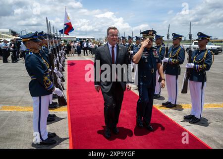 Manille, Philippines. 05 août 2024. Le ministre de la Défense Boris Pistorius (SPD) part après sa visite à Manille avec le général Stephen Parrenio, chef de l'armée de l'air philippine. Crédit : Soeren Stache/dpa/Alamy Live News Banque D'Images