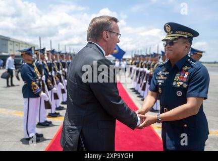 Manille, Philippines. 05 août 2024. Le ministre de la Défense Boris Pistorius (à gauche, SPD) part après sa visite à Manille et est vu par le général Stephen Parrenio (à droite), chef de l'armée de l'air philippine. Crédit : Soeren Stache/dpa/Alamy Live News Banque D'Images