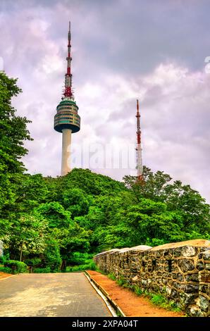 Tours de communication sur la montagne Namsan dans le centre de Séoul, Corée du Sud Banque D'Images
