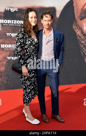 Tom Schilling mit Ehefrau Annie Mosebach BEI der Deutschlandpremiere des Kinofilms 'Horizon' im Zoo Palast. Berlin, 04.08.2024 Banque D'Images