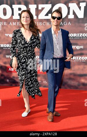 Tom Schilling mit Ehefrau Annie Mosebach BEI der Deutschlandpremiere des Kinofilms 'Horizon' im Zoo Palast. Berlin, 04.08.2024 Banque D'Images