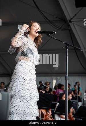 Newport, RI. 4 août 2024. Laufey perfoems au Newport Jazz Festival, sur la scène Fort au Fort Adams Park. @ Veronica Bruno / Alamy Live News Banque D'Images